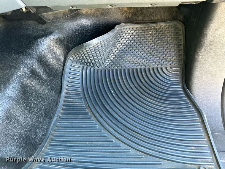 image for item NP9690 2013 Ford F250 Super Duty XL  Crew Cab flatbed pickup truck