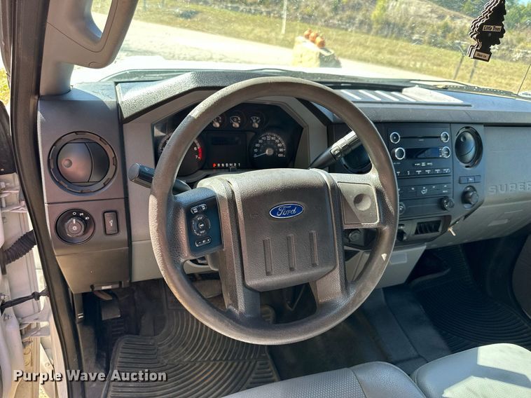 image for item NP9690 2013 Ford F250 Super Duty XL  Crew Cab flatbed pickup truck