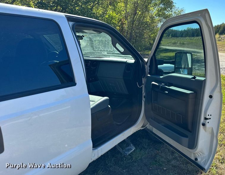 image for item NP9690 2013 Ford F250 Super Duty XL  Crew Cab flatbed pickup truck