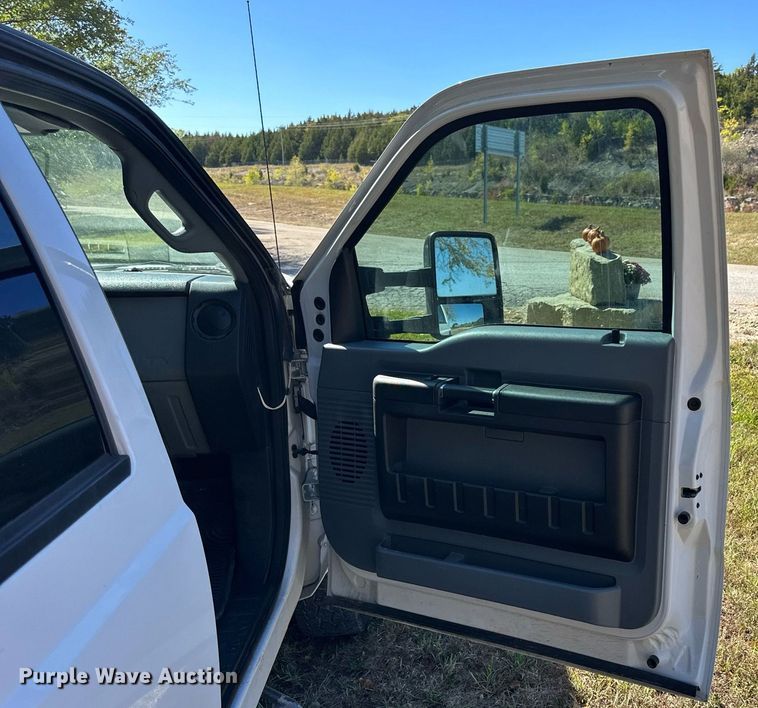 image for item NP9690 2013 Ford F250 Super Duty XL  Crew Cab flatbed pickup truck