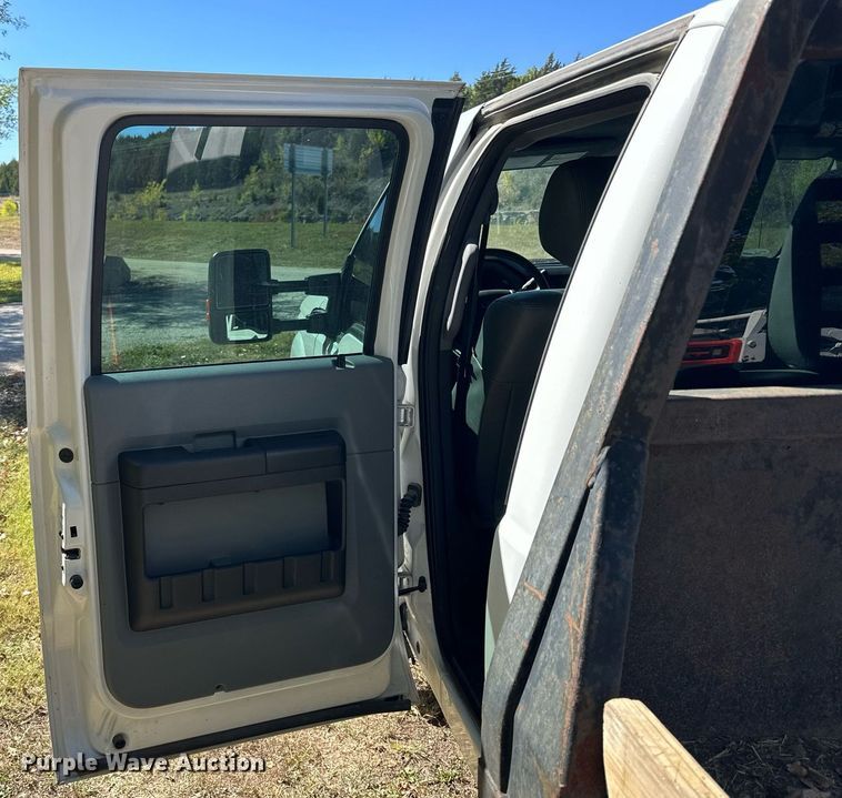 image for item NP9690 2013 Ford F250 Super Duty XL  Crew Cab flatbed pickup truck