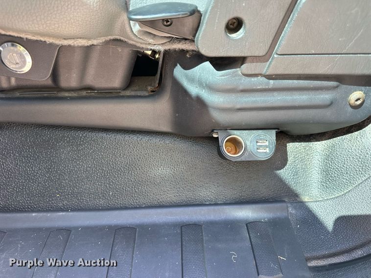 image for item NP9690 2013 Ford F250 Super Duty XL  Crew Cab flatbed pickup truck