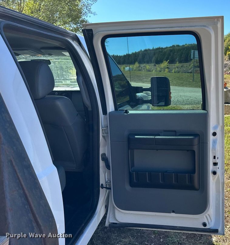 image for item NP9690 2013 Ford F250 Super Duty XL  Crew Cab flatbed pickup truck