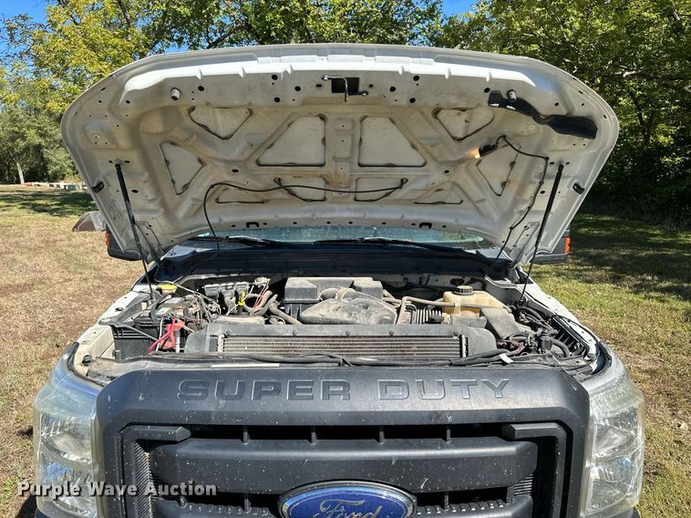 image for item NP9690 2013 Ford F250 Super Duty XL  Crew Cab flatbed pickup truck