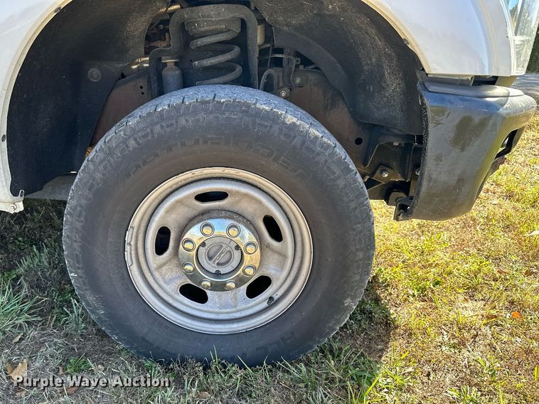 image for item NP9690 2013 Ford F250 Super Duty XL  Crew Cab flatbed pickup truck