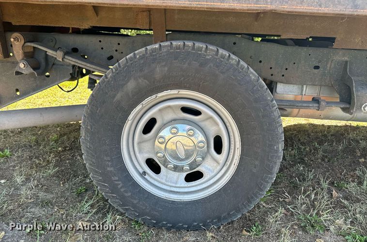 image for item NP9690 2013 Ford F250 Super Duty XL  Crew Cab flatbed pickup truck