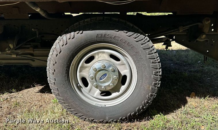 image for item NP9690 2013 Ford F250 Super Duty XL  Crew Cab flatbed pickup truck