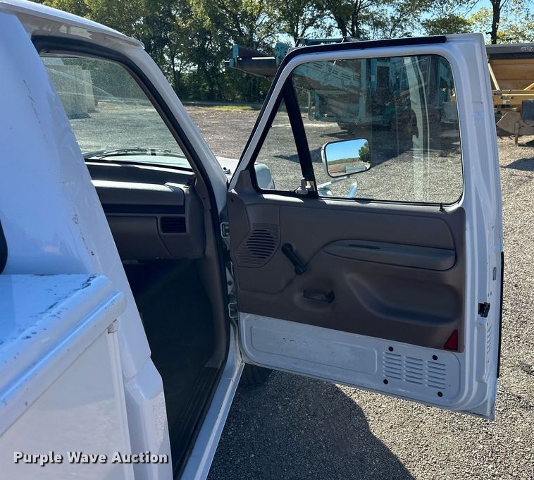 image for item NP9696 1997 Ford F350 XL  utility bed pickup truck