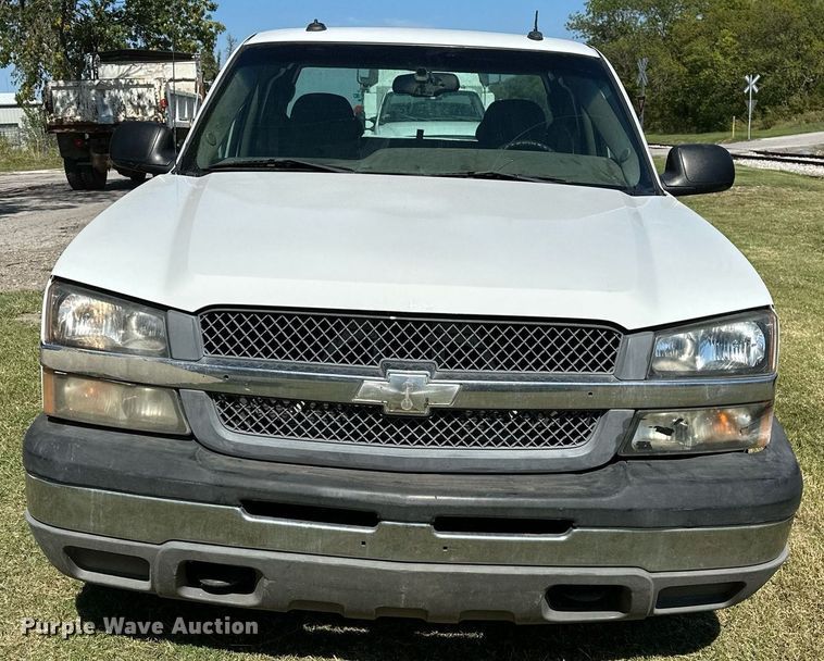 image for item NQ9326 2003 Chevrolet Silverado 1500  Ext. Cab pickup truck