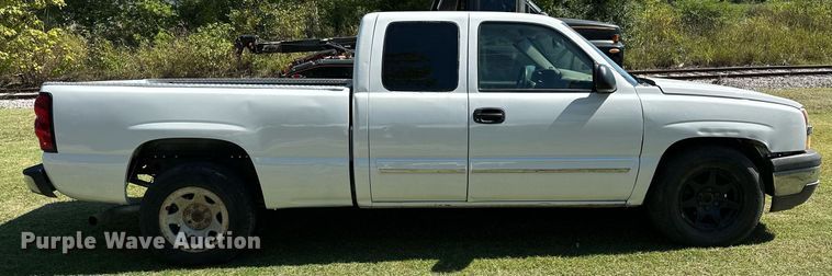 image for item NQ9326 2003 Chevrolet Silverado 1500  Ext. Cab pickup truck