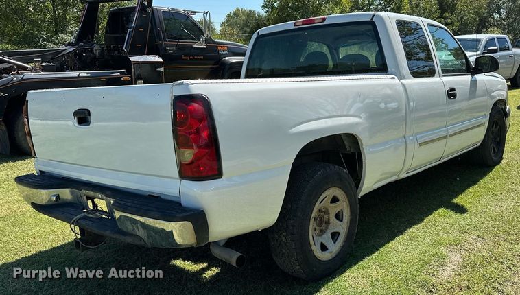 image for item NQ9326 2003 Chevrolet Silverado 1500  Ext. Cab pickup truck