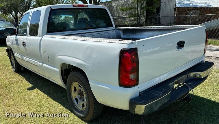 image for item NQ9326 2003 Chevrolet Silverado 1500  Ext. Cab pickup truck