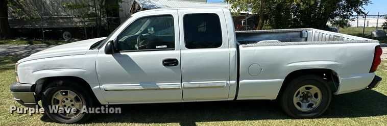 image for item NQ9326 2003 Chevrolet Silverado 1500  Ext. Cab pickup truck