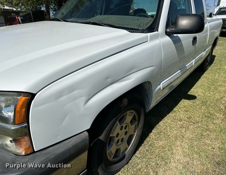 image for item NQ9326 2003 Chevrolet Silverado 1500  Ext. Cab pickup truck