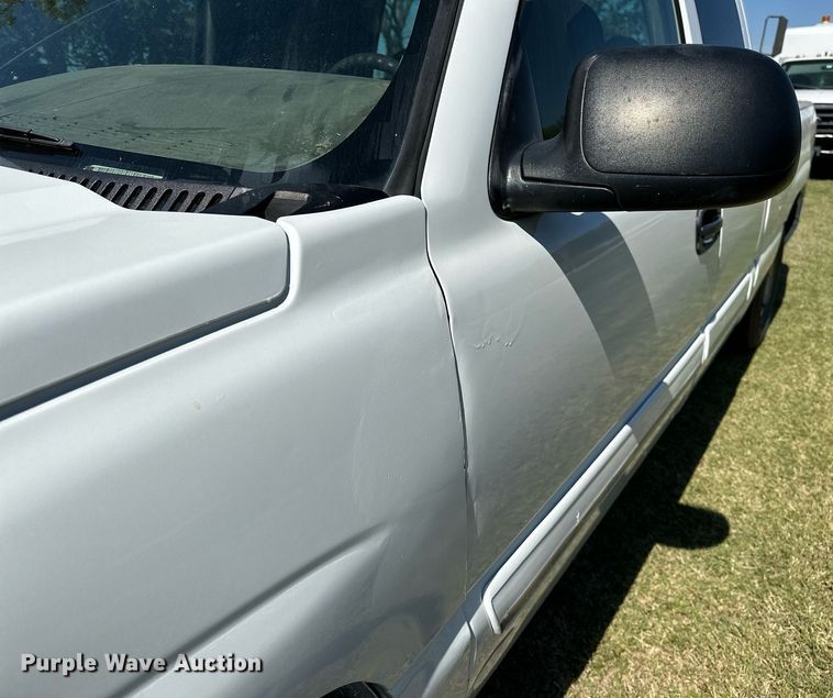 image for item NQ9326 2003 Chevrolet Silverado 1500  Ext. Cab pickup truck