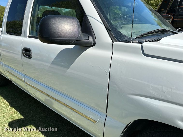 image for item NQ9326 2003 Chevrolet Silverado 1500  Ext. Cab pickup truck