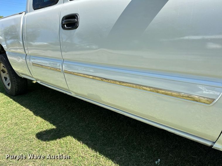 image for item NQ9326 2003 Chevrolet Silverado 1500  Ext. Cab pickup truck