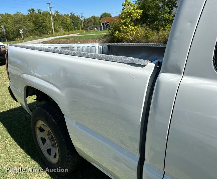 image for item NQ9326 2003 Chevrolet Silverado 1500  Ext. Cab pickup truck