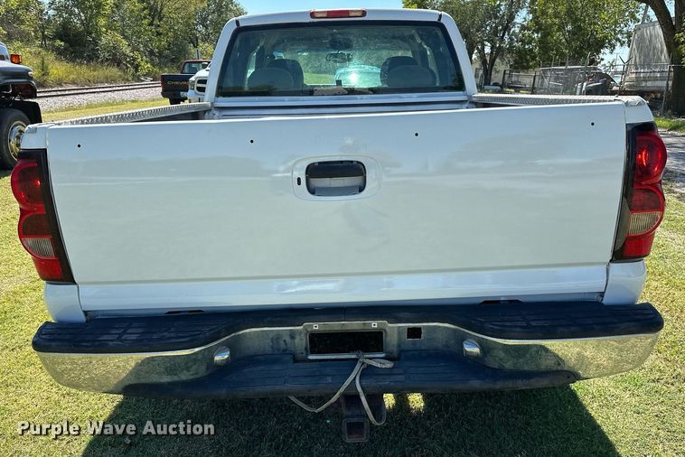 image for item NQ9326 2003 Chevrolet Silverado 1500  Ext. Cab pickup truck