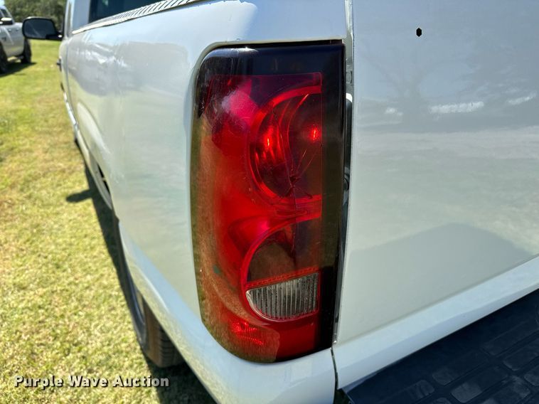 image for item NQ9326 2003 Chevrolet Silverado 1500  Ext. Cab pickup truck