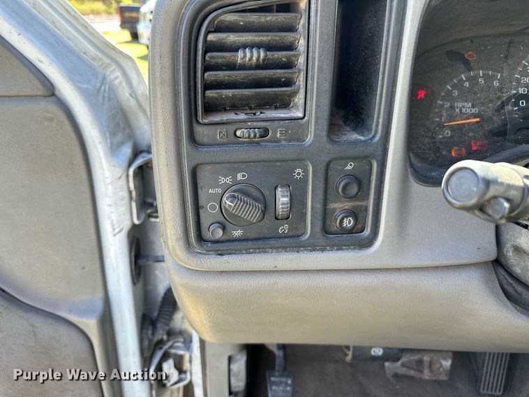 image for item NQ9326 2003 Chevrolet Silverado 1500  Ext. Cab pickup truck