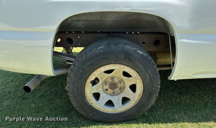 image for item NQ9326 2003 Chevrolet Silverado 1500  Ext. Cab pickup truck