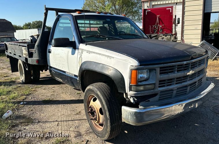 image for item NQ9334 1998 GMC Sierra C3500  flatbed pickup truck