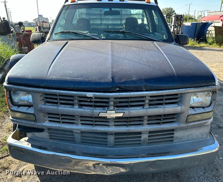 image for item NQ9334 1998 GMC Sierra C3500  flatbed pickup truck