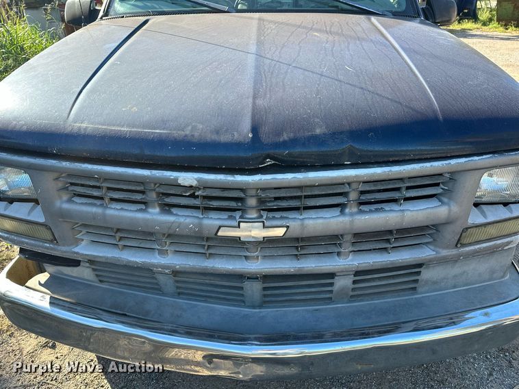 image for item NQ9334 1998 GMC Sierra C3500  flatbed pickup truck