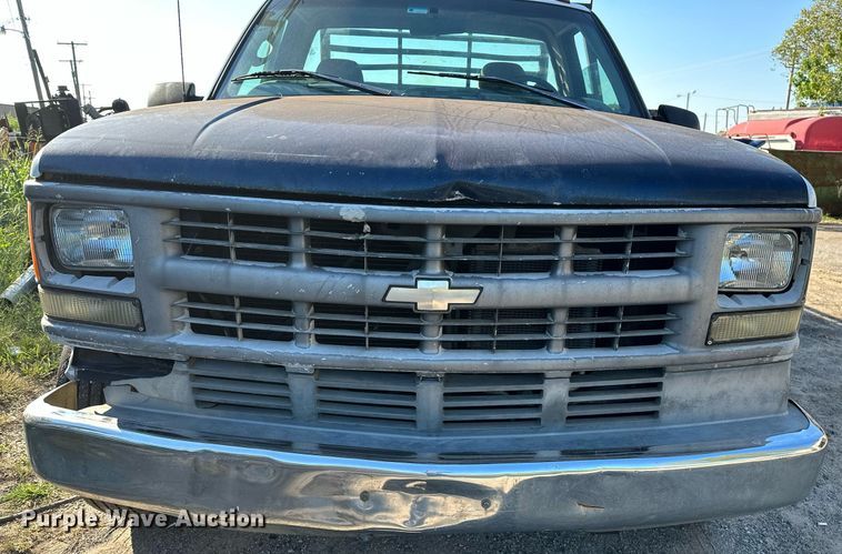 image for item NQ9334 1998 GMC Sierra C3500  flatbed pickup truck