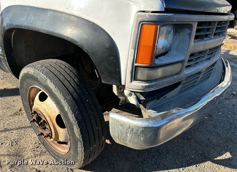 image for item NQ9334 1998 GMC Sierra C3500  flatbed pickup truck