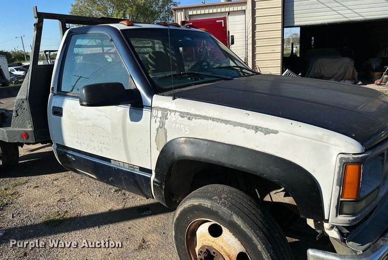image for item NQ9334 1998 GMC Sierra C3500  flatbed pickup truck