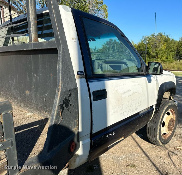 image for item NQ9334 1998 GMC Sierra C3500  flatbed pickup truck