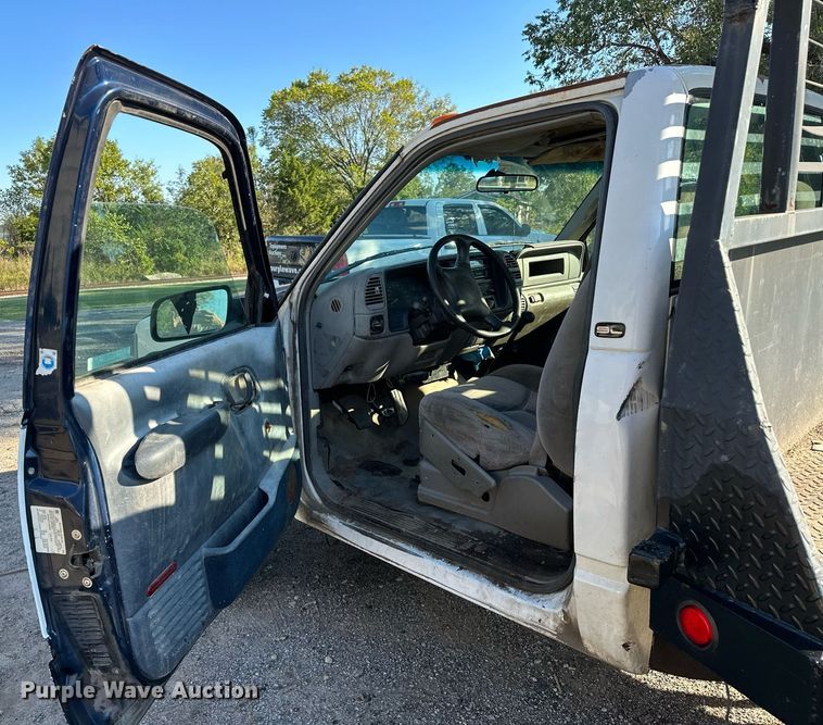 image for item NQ9334 1998 GMC Sierra C3500  flatbed pickup truck