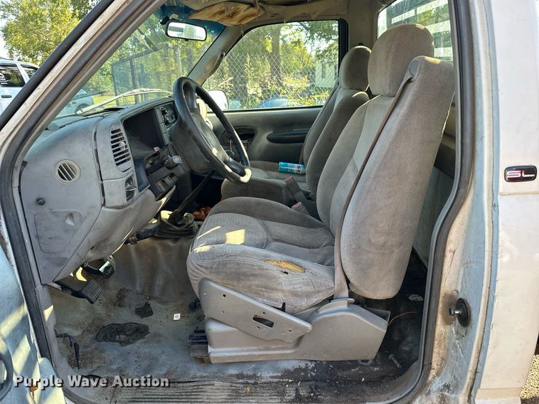 image for item NQ9334 1998 GMC Sierra C3500  flatbed pickup truck