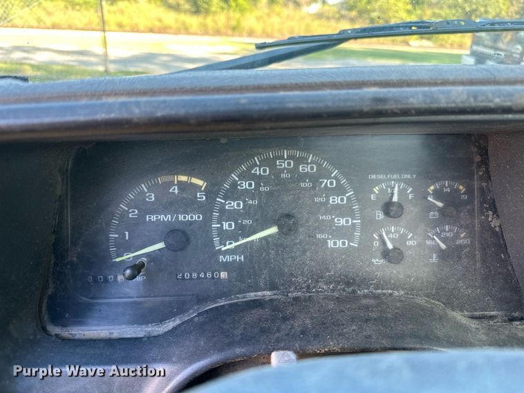 image for item NQ9334 1998 GMC Sierra C3500  flatbed pickup truck