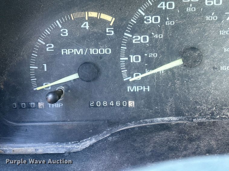 image for item NQ9334 1998 GMC Sierra C3500  flatbed pickup truck