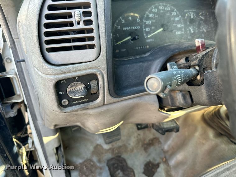 image for item NQ9334 1998 GMC Sierra C3500  flatbed pickup truck