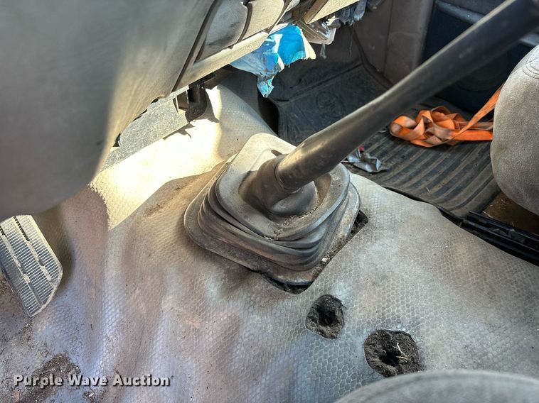 image for item NQ9334 1998 GMC Sierra C3500  flatbed pickup truck