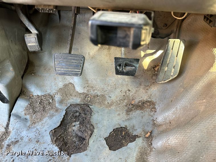 image for item NQ9334 1998 GMC Sierra C3500  flatbed pickup truck