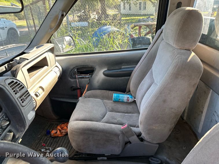 image for item NQ9334 1998 GMC Sierra C3500  flatbed pickup truck