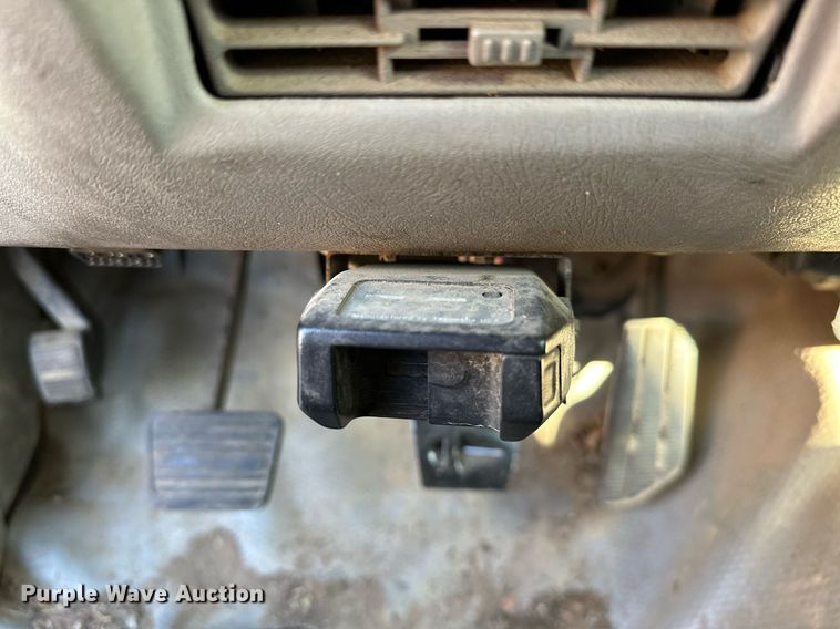 image for item NQ9334 1998 GMC Sierra C3500  flatbed pickup truck