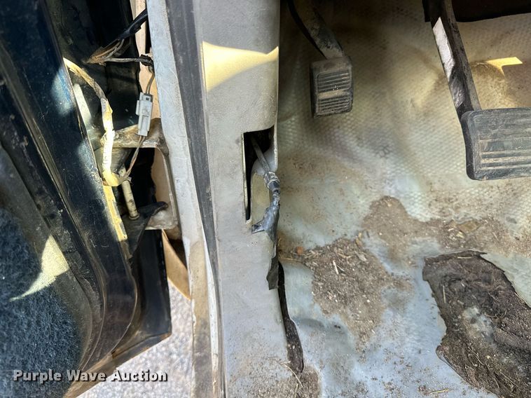 image for item NQ9334 1998 GMC Sierra C3500  flatbed pickup truck