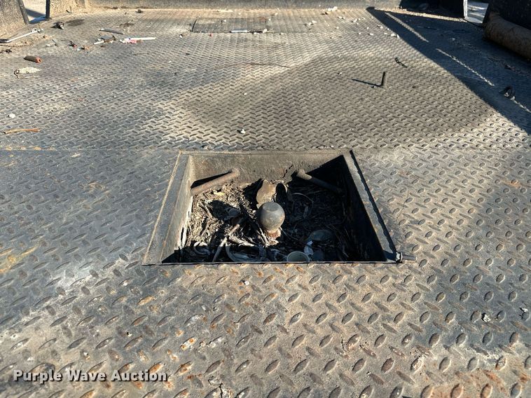 image for item NQ9334 1998 GMC Sierra C3500  flatbed pickup truck