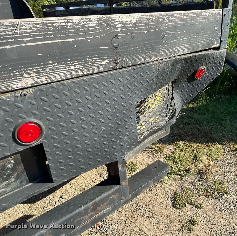 image for item NQ9334 1998 GMC Sierra C3500  flatbed pickup truck