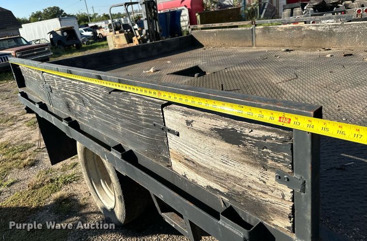 image for item NQ9334 1998 GMC Sierra C3500  flatbed pickup truck