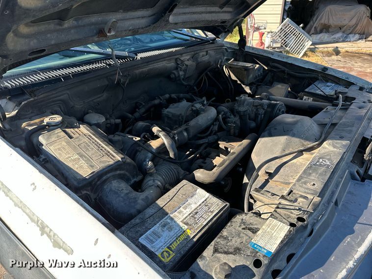 image for item NQ9334 1998 GMC Sierra C3500  flatbed pickup truck