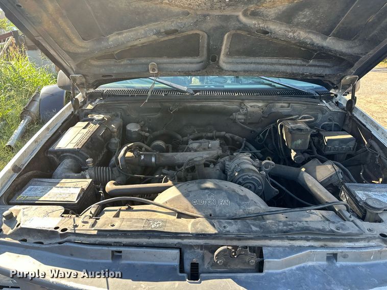 image for item NQ9334 1998 GMC Sierra C3500  flatbed pickup truck