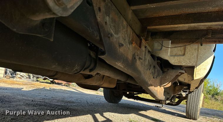 image for item NQ9334 1998 GMC Sierra C3500  flatbed pickup truck