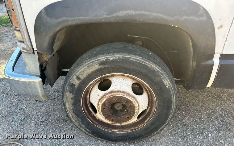 image for item NQ9334 1998 GMC Sierra C3500  flatbed pickup truck